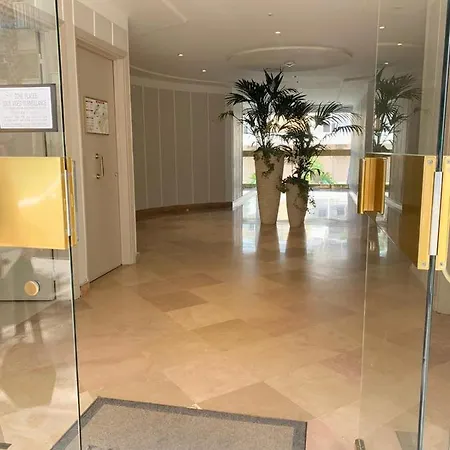 Les Pins: 30 Metres De La